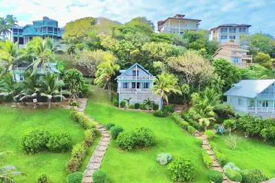 Image de Beautiful 3-bedroom Island Home in West Bay with an Ocean View and a Pool