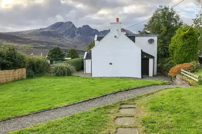 Image de Hawthorn Dene, pet friendly, cosy croft cottage with mountain views in Torrin