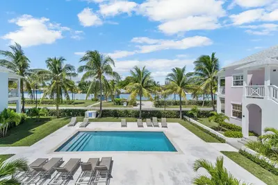 Image de Hibiscus Cottage overlooking the pool, just a short walk to the beach.