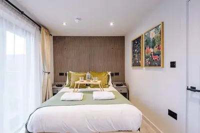 Image de Elegant 2-Bedroom Apartment with Luxury Patio Area