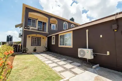 Image de The Montego Brownstone is terrific 4-bedroom apartment with Ac in St. Bran's Burg