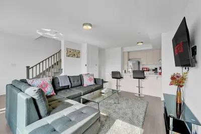 Image de Stylish 3br 2. 5 Bath Townhouse w/ Patio & parking