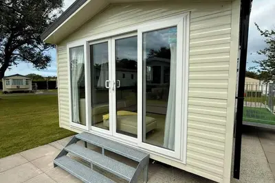 Image de Welcoming family caravan on large pitch near beautiful New Quay in West Wales