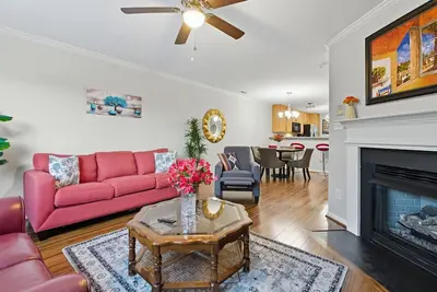 Image de Entire home in prime Raleigh with workspace, comm pool, dog park and golf course