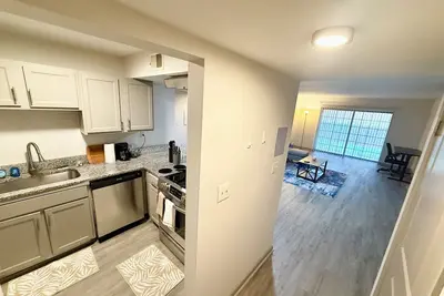 Image de Modern 2br Apartment • Pool Access • Near Uab & St. Vincent • Fast WiFi • W/D