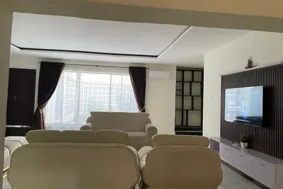 Image de Newly renovated almost heaven 2 bdrm; large living room with view of courtyard.