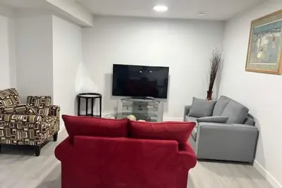 Image de Cozy 2-Bedroom Legal Suite - Fully Furnished & Convenient Location