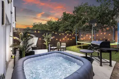 Image de Delightful Left 8-bedroom house with Game room in vibrant Dallas