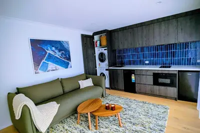 Image de Chic Bondi Retreat | Modern Beachside Gem w/ Private Balcony