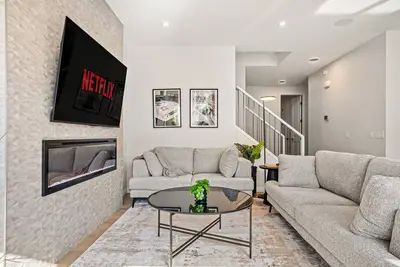 Image de 7 Br Luxury Home » Central Ac » 100` Projector