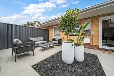 Image de Two Tea House—Contemporary Courtyard Comfort