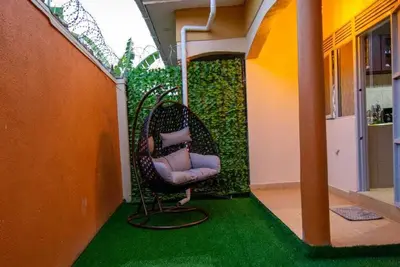 Image de Urban Oasis -Family Friendly Town home.