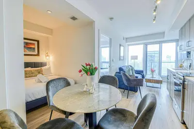 Image de RivetStays | The Jarvis Executive Suite – 1 Bedroom + Den Suite