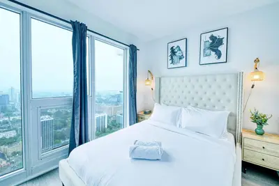 Image de RivetStays | The Jarvis Gallery Suite – 1 Bedroom + Den Suite