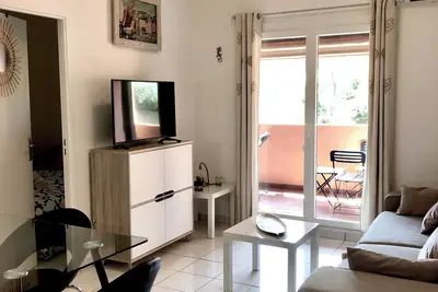 Image de Charment T2 dans residence calme et sécurisé avec piscine et tennis.