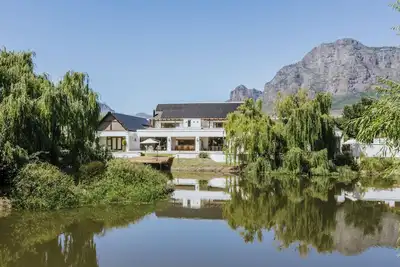 Image de Iconic six bedroom all ensuite villa in the tranquil Cape Winelands