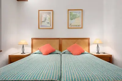 Image de Beach Getaway! Fully-furnished 2br with Kitchen, 2 Swimming Pools, Free Parking!