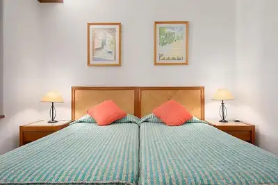 Image de Your Home Away From Home! Full Kitchen, Free Parking, 2 Pools, Beach Access!