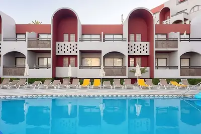 Image de Your Home Away From Home! Full Kitchen, Free Parking, 2 Pools, Near Oura Beach!