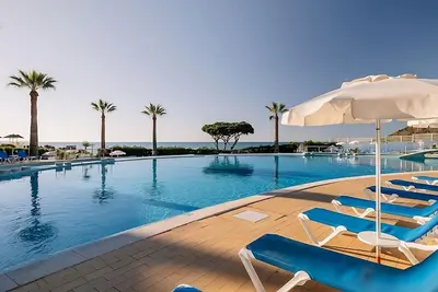 Image de Indulge in Home-Like Comfort! 2 Spacious Units, Pool or Sea View, Kitchenettes!