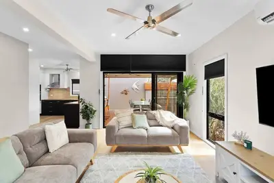 Image de Townhouse Close to Shops and Beach