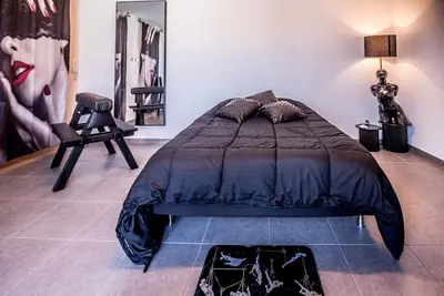 Image de PRoJET Kuroi - Love Room - Balançoire, Banc de fessée, Cage, Croix, Tantra