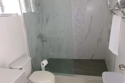 Image de Charming 2-bedroom house in with Ac, Pool, hot water, washer and dryer, gated.