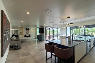 Image de Bachelorette villa glow up room mins to Kierland, Zen Garden, Speakeasy room