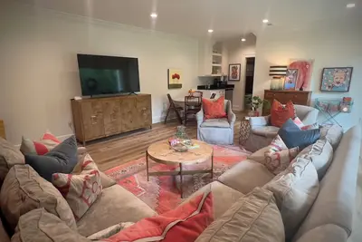 Image de Brand new luxury property walking distance to Square.