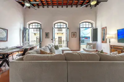 Image de Spacious 3br: Walk Everywhere • Quiet • King Beds • 3 Balconies • Historic Charm