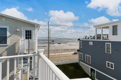 Image de Ocean Views One Row Back from Long Sands Beach