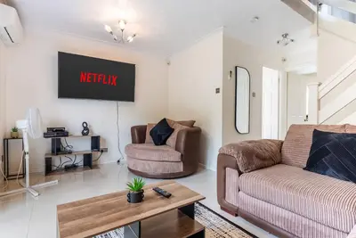 Image de Luxury 3br • Sleeps 8 • Parking