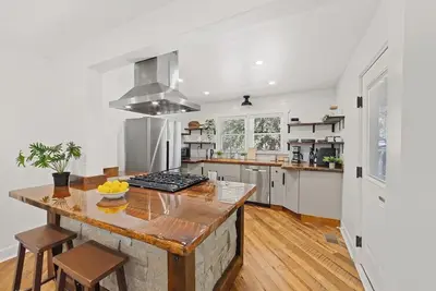 Image de Chef's Kitchen; King Bed, Queen & Bunk Bed, 70\" Tv