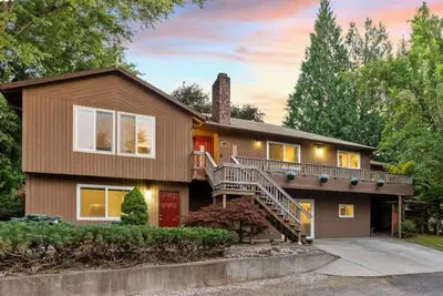 Image de 4-bedroom house in serene Hillsboro with entertainment room, Ac