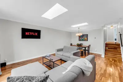 Image de Beautiful Home by Falls with Air Hockey | Games