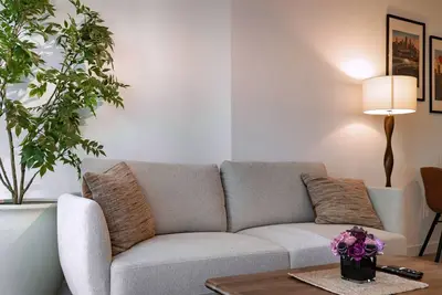 Image de Elegant Cityscape Apartment Premium Amenities