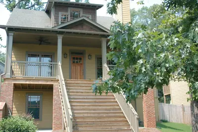 Image de 5 Br/3 Ba for MidTerm or Long Term! InLaw Suite! Privacy fence! Jet Tub! Garage!