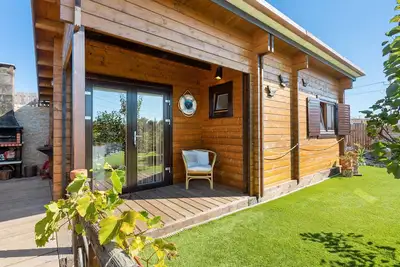 Image de Cabane 'Casa Em Madeira Com Jardim Privado' avec Terrasse Privée, Jardin Privé et Wi-Fi