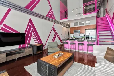 Image de 2br Loft Steps from Shops & Eats