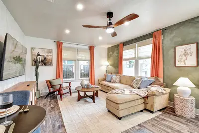 Image de Relax with Style: 2 Bedrooms–Cowboy Pool–Hot Tub–Fire pit–Walk or Bike to Main