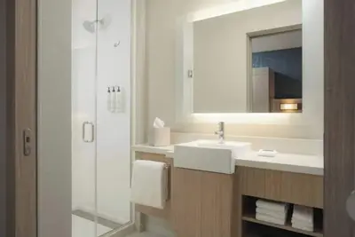 Image de Urban Oasis: King Suite w/ Gym, Pool & Breakfast