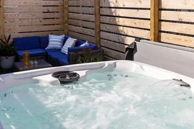 Image de Hot Tub | Light & Bright w/Deck | Walk to Butler!