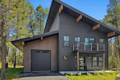 Image de Lakefront Luxury with Stunning Tamarack Views