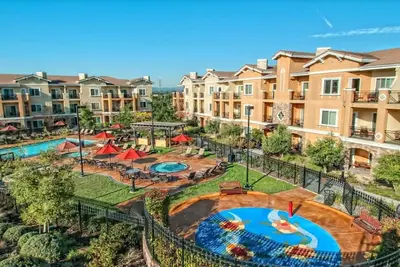 Image de Cozy studio condo at a winery resort in charming Napa Valley.
