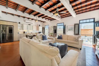 Image de Penthouse 3br: Walk Everywhere • Quiet • Private Patio • King Beds • 3 Balconies
