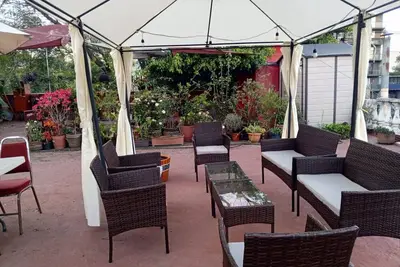 Familiar Room with Bathroom & window 1-5p (Roma)