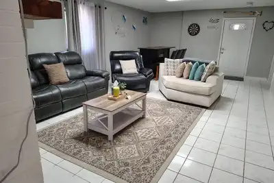 Image de 3-bedroom house w/pond next to White Oak Lake