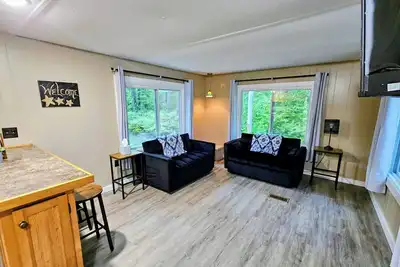 Image de The Northwoods Den- A terrific 2-bedroom house on 9 secluded acres in Luther Mi