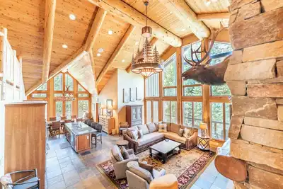 Image de Skip the Ritz—Renovated Ski-In/Ski-Out Penthouse with Soaring 25-Ft Ceilings