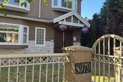 Image de Cozy 2br in West Side • Kitchen & Living